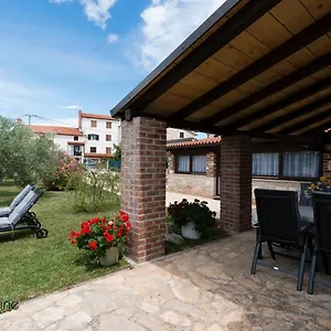  Ferienhaus Charming Stone By The Sea